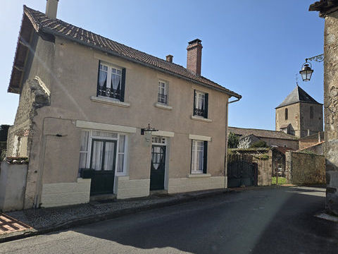   CHARENTE - Propri�t� de caract�re, 3 chambres, au fort potentiel commercial, id�alement situ�e pr�s de Confolens Maison - 5 pi�ce(s) - 132 m�