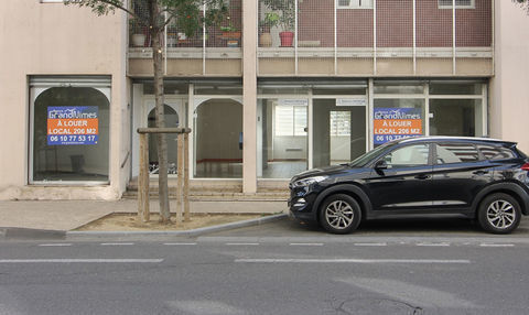 NIMES PROCHE GARE - LOCAL DE 206M&sup2; ENVIRON 1980 30000 Nimes