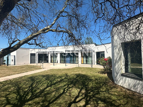   Un plain-pied, pas comme les autres ! 189 m� hab., en campagne sur les hauteurs. 1300 m� de terrain clos, 4 chambres et garage. Maison - 7 pi�ce(s) - 189 m�