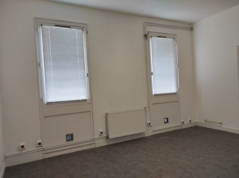 A louer Bureau N&deg;15 20 m&sup2; &agrave; Artigues Pr&egrave;s Bordeaux 300 33370 Artigues