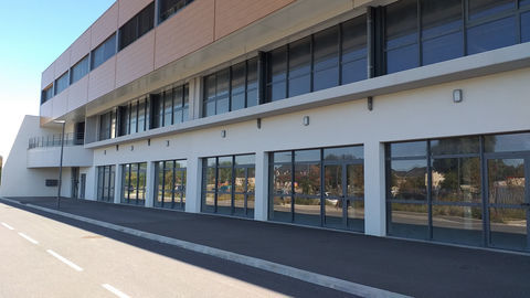 Magnifique local neuf en plein hypercentre 2700 01630 Saint genis pouilly