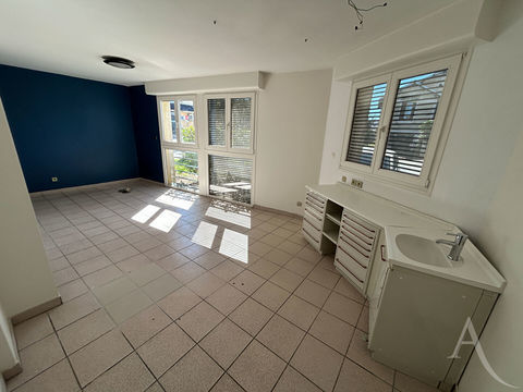 Local professionnel de 82 m&sup2;  Id&eacute;al professions m&eacute;dicales ou param&eacute;dicales 230000 31000 Toulouse