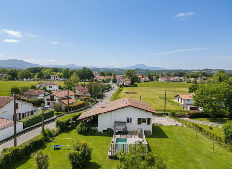   Jatxou - Opportunit� rare : maison avec vue sur la Rhune, terrain constructible et fort potentiel d'�volution Maison - 5 pi�ce(s) - 110 m�