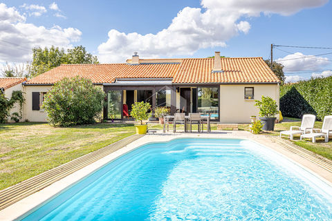   Rare : Maison familiale 5 chambres, avec piscine et grand terrain � Vouill� Maison - 7 pi�ce(s) - 143 m�