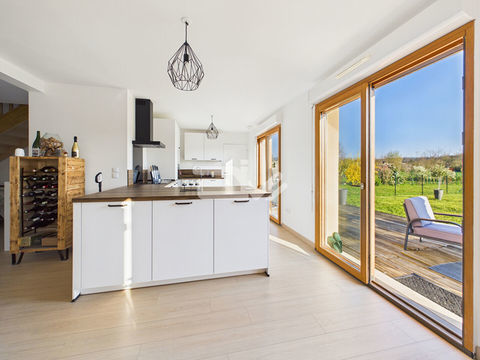   Maison familiale r�cente avec vie de plain-pied, vue d�gag�e et DPE A � proximit� de Fismes et des commodit�s Maison - 7 pi�ce(s) - 152 m�