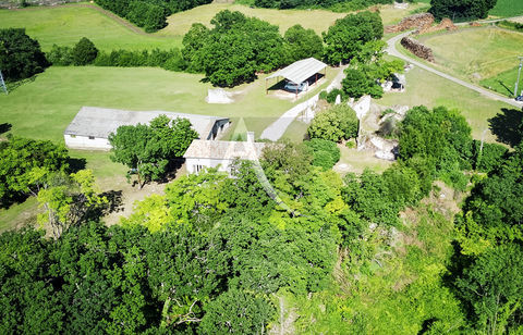   Ancien hameau en pierre comprenant : 1 maison d'habitation, 2 granges, 2 hangars et diverses remises et ruines en pierre Maison - 4 pi�ce(s) - 102 m�