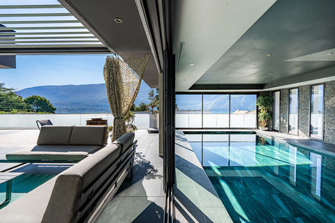   Villa contemporaine avec piscine int�rieure et vue lac Maison - 6 pi�ce(s) - 242 m�