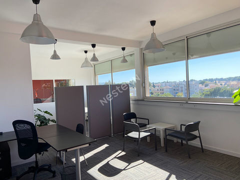 Local commercial Six Fours Les Plages de 3 pièces de 73.20 m² 1395 83140 Six fours les plages