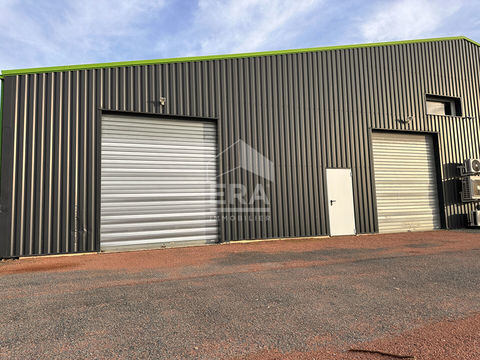 LOCAL PRO / STOCKAGE - 129 m&sup2; AVEC BUREAU &Agrave; L'&Eacute;TAGE - BELLE HAUTEUR - 2 PORTES SECTIONNELLES 250000 17450 Saint laurent de la pree