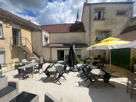 Mur d'un commerce lou&eacute; situ&eacute;e dans le beau villlage de Guerville 334000 78930 Guerville