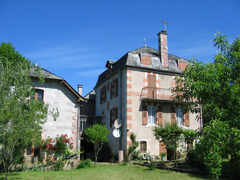   CORREZE. ST CHAMANT. Magnifique grande maison en pierre avec 5 chambres, d�pendance et jardin de 3112m2. Maison - 8 pi�ce(s) - 156 m�