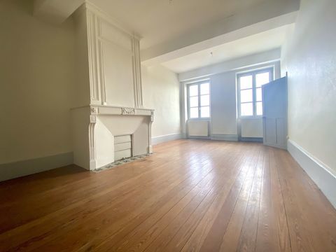 Bureaux au centre de Tournus d'une surface de 122m&sup2; 550 71700 Tournus