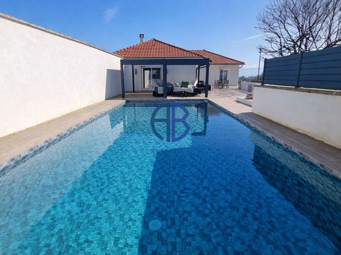   Un v�ritable air de vacances � la maison : piscine, calme, et vie de plain-pied � Saint-Didier-de-la-Tour Maison - 5 pi�ce(s) - 120 m�
