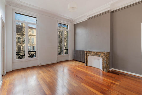 Local Commercial Spacieux de 90m2 Proche Palais de Justice 2350 13006 Marseille