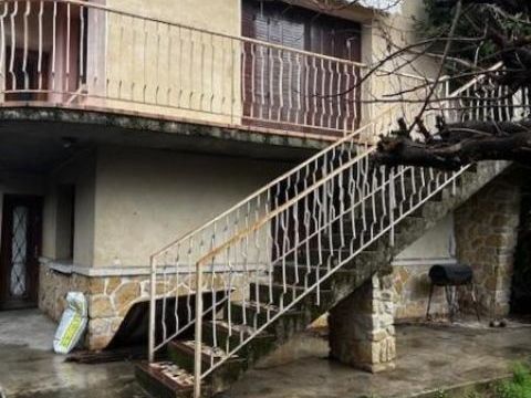   Maison de ville dont l'habitation principale est situ�e en �tage. Maison - 4 pi�ce(s) - 100 m�