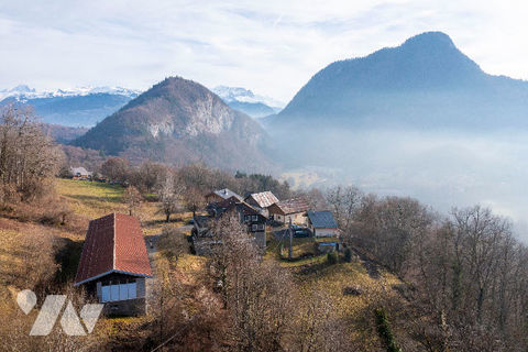 L'ensemble se compose : Deux b&acirc;timents principaux  Un chalet, id&eacute;al pour un logement ind&eacute;pendant 1248000 74440 Mieussy