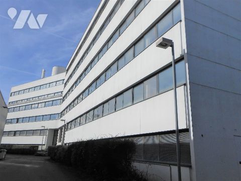 IMMEUBLE d'environ 5 220 m&sup2; compos&eacute; de 2 b&acirc;timents + 250 places de stationnement en sous-sol. 1850000 78310 Maurepas