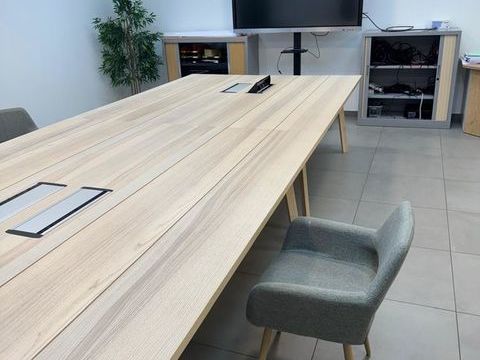 Tr&egrave;s  belles  tables  r&eacute;unions 300 04700 Lurs