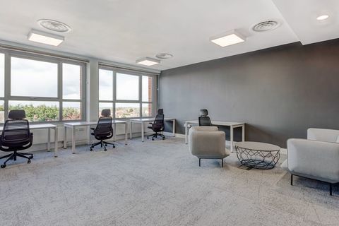 Trouvez un espace de bureau &agrave; Saint Quentin Stop & Work   pour 3 personnes o&ugrave; tout est pris en charge 999 78180 Montigny-le-bretonneux