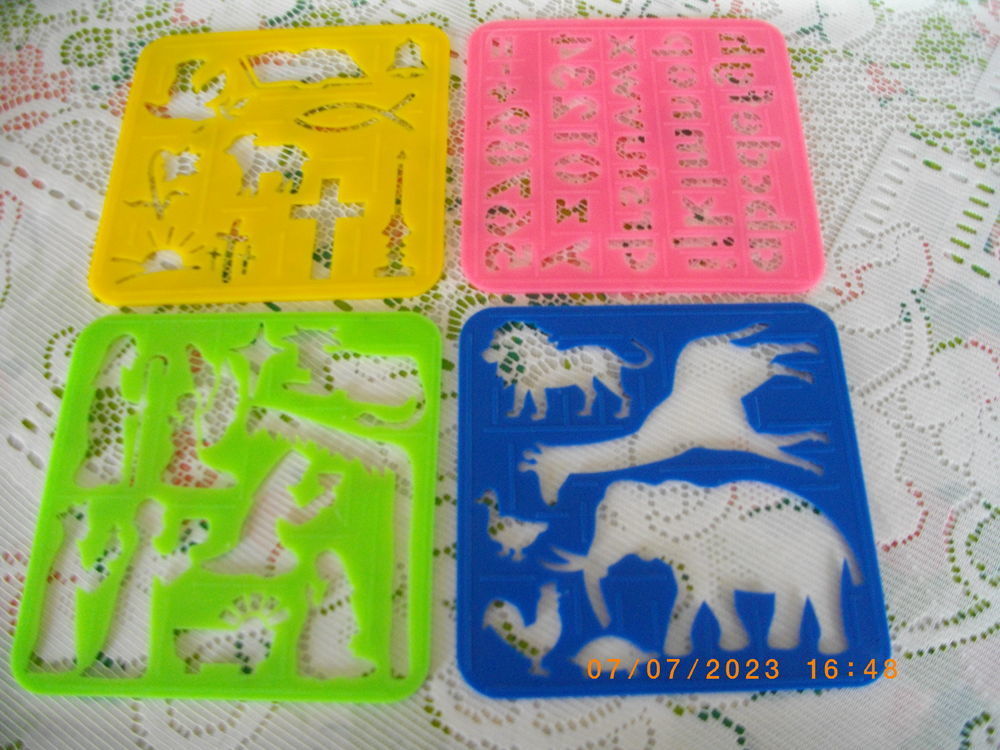HUIT POCHOIRS POUR DESSINS ENFANT Jeux / jouets