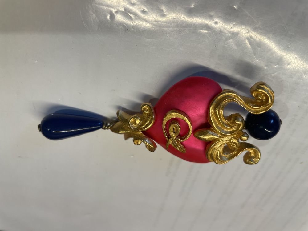 broche c?ur &eacute;maill&eacute; fuchsia sabl&eacute; avec arabesque dor&eacute; et per Bijoux et montres