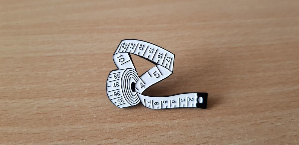 badge broche pins pin's
en m&eacute;tal &eacute;maill&eacute;
m&egrave;tre de couturi&egrave;re 