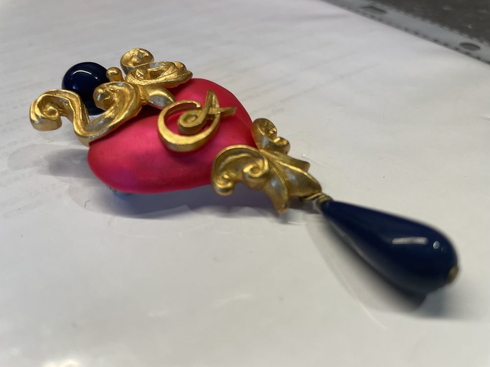 broche c?ur &eacute;maill&eacute; fuchsia sabl&eacute; avec arabesque dor&eacute; et per Bijoux et montres