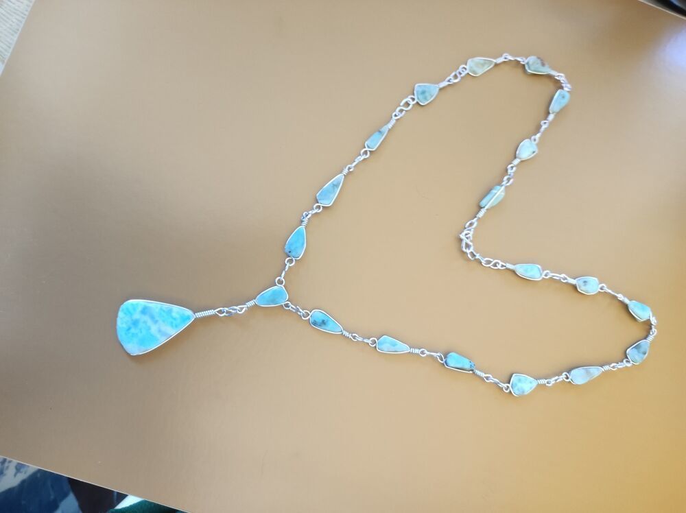 Magnifique collier mont&eacute; de v&eacute;ritables pierres de LARIMAR Bijoux et montres