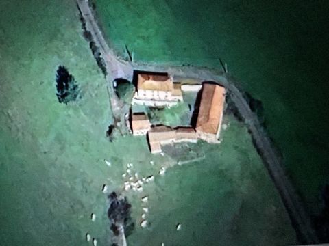   Corps de ferme, nich� dans un �crin de verdure. Ferme - 3/4 pi�ce(s) - 107 m�