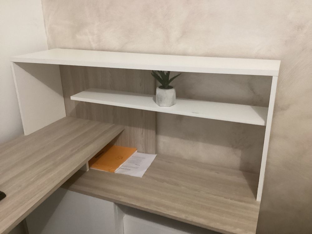Bureau d'angle beige et blanc, meubles attenant, Meubles