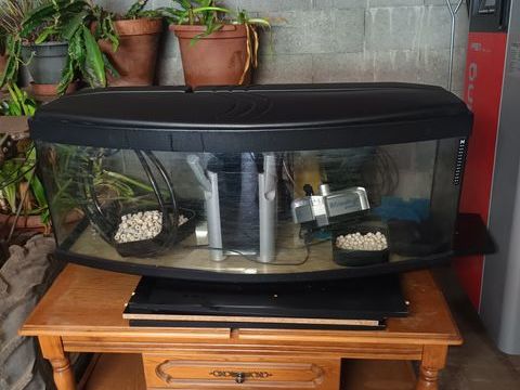 Aquarium avec meuble et tous le n&eacute;cessaire 50 69620 Chamelet