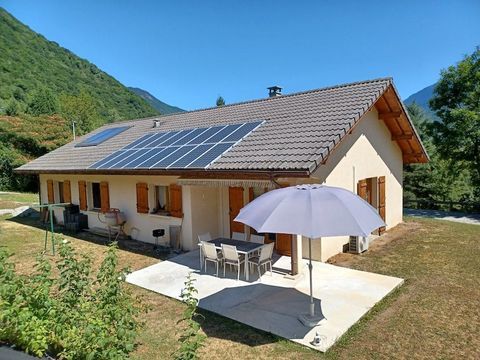  SAINT REMY DE MAURIENNE Cette maison r�cente de plain-pied, d'une superficie habitable de 100 m�, offre une belle vue d�gag�e et ensoleill�e. Elle dispose d'une terrasse �quip�e avec un store, le tout sur un terrain de 733 m�. Maison - 5 pi�ce(s) - 100 m�