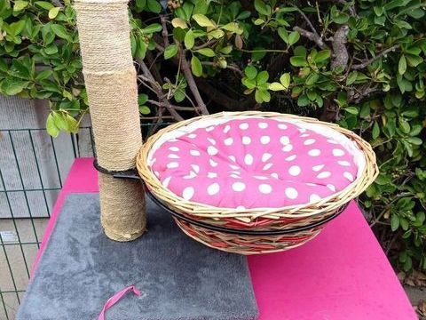adorable arbre &agrave; chat avec panier en osier et jouets 15 34300 Agde