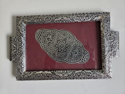Cadre d�coratif m�tal argent� sur fond bordeaux 15 Saint-Denis (93)