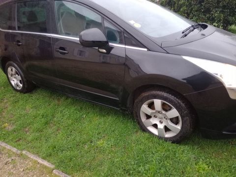 Peugeot 5008 1.6 HDi 115ch FAP BVM6 Style 7pl 2013 occasion Le Langon 85370