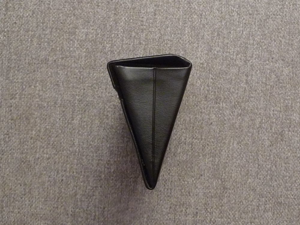 Etui &agrave; Lunettes Triangulaire Rigide Pliable Noir- Dior Maroquinerie