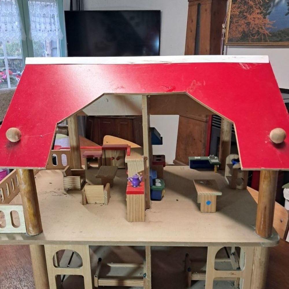 bonjour
Je vends cette jolie maison de poup&eacute;e en bois, id&eacute;al Mobilier enfants