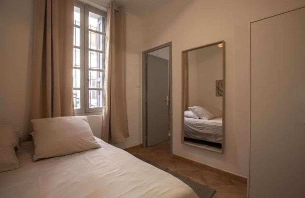 Vente Appartement     T2 avec cour privative Accès indépendant 13006 Marseille Marseille 6
