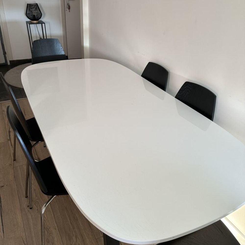 Table blanche avec 6 chaises noires Meubles