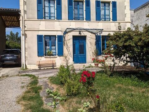   MAISON DE CARACT�RE : LE REPAIRE ID�AL POUR FAMILLES & AMIS
Maison - 9 pi�ce(s) - 185 m�