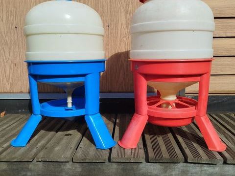 2 distributeurs  eau et graines pour poules en bon &eacute;tat. 30 62138 Haisnes
