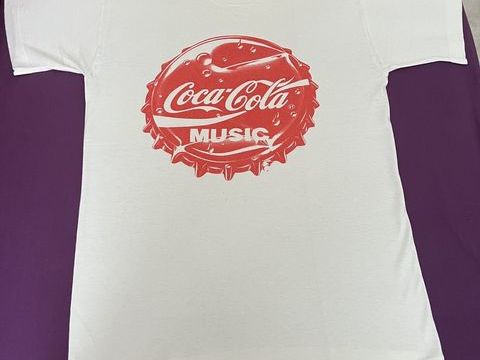 Tee-shirt publicitaire COCA COLA, années 1980 Meaux (77)