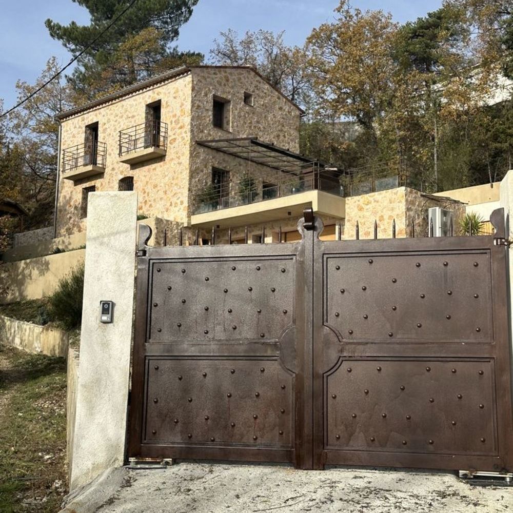 � vendre  Propri�t�/ch�teau Revest-les-Roches (06830)