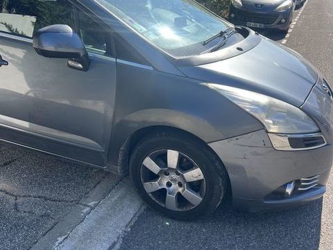 Peugeot 5008 1.6 HDi 110ch FAP BVM6 Confort Pack 7pl 2011 occasion Velaux 13880