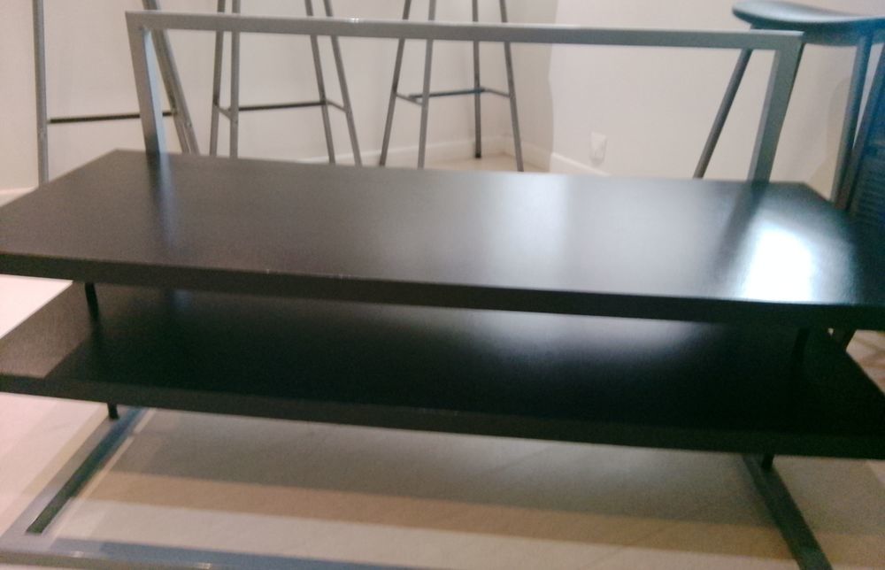 Table basse t&eacute;l&eacute; noire avec &eacute;tag&egrave;re Meubles