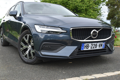 Volvo V60 B4 197 CH DCT7 Ultra Styl&eacute; Dark * 2023 occasion La Rochelle 17000