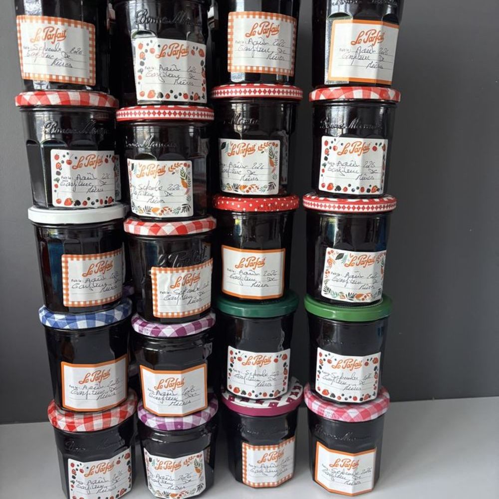 Pots de confiture de m&ucirc;res faites maison Cuisine