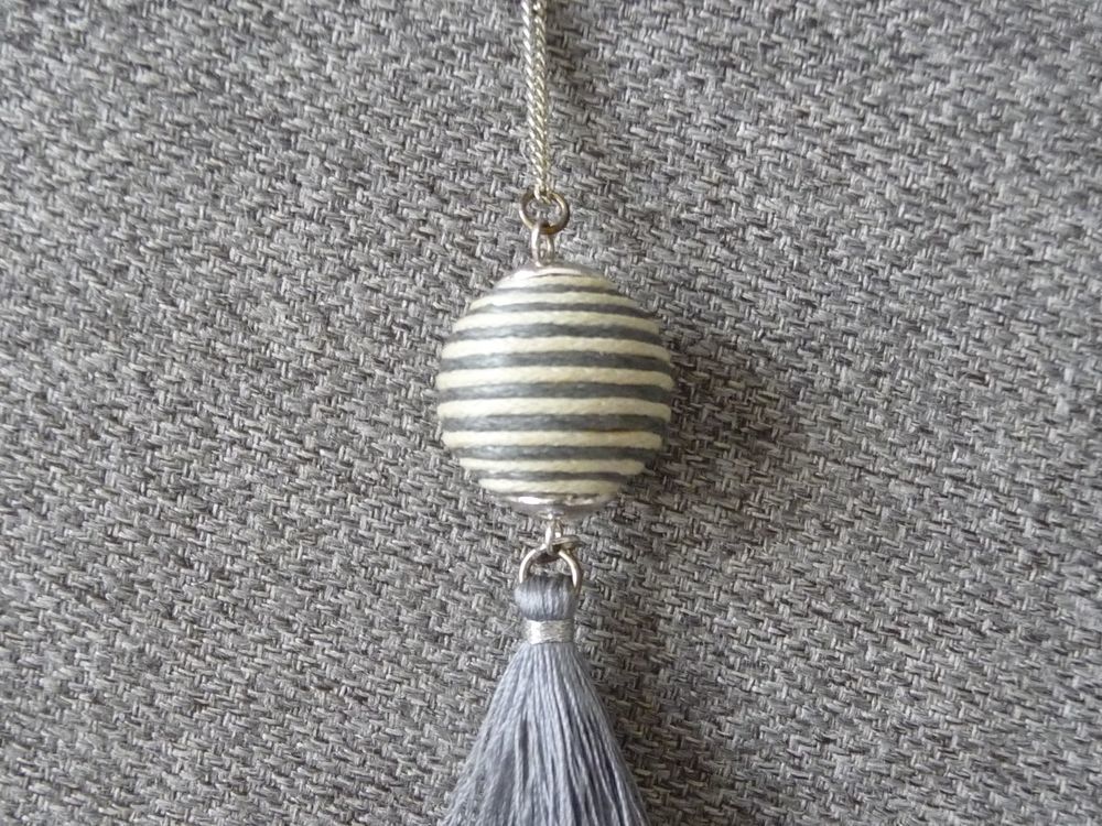 Collier/ Sautoir en M&eacute;tal Argent&eacute; avec son Pompon Gris Bijoux et montres