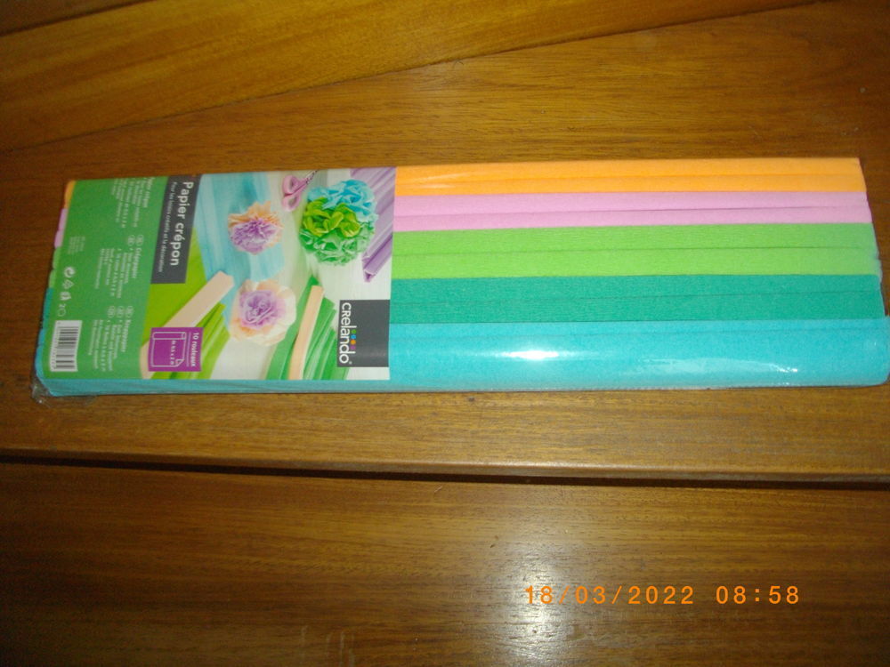 UN PAQUET DE 10 ROULEAUX DE PAPIER CREPON Décoration