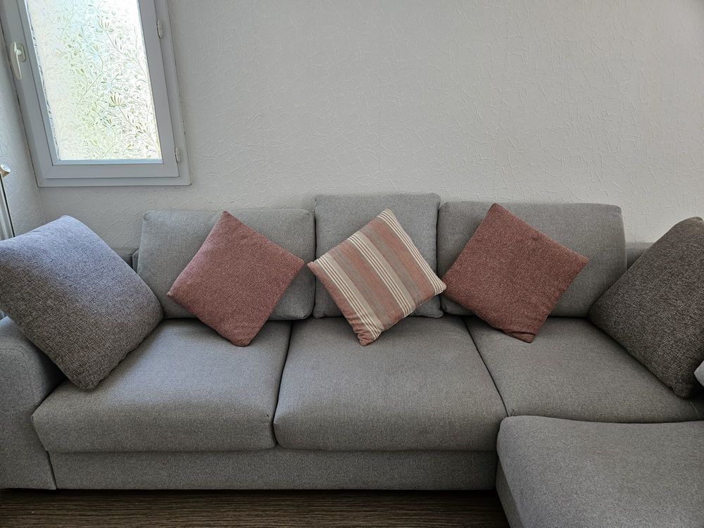 Grand Canap&eacute; confortable. Meubles